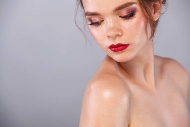 Temiz ve taze bir cilt ile güzel genç kadın portre portre. Çıplak makyaj. Modeli üzerinde boşaltmak arıyorum. Konsept kozmetik reklamları, spa ve güzellik dergisi için.