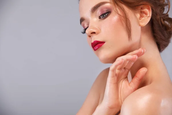 Retrato de cerca de una hermosa joven con la piel limpia y fresca. Maquillaje desnudo. Modelo mirando en copyspace. Concepto para anuncios de cosmetología, revista de belleza y spa . — Foto de Stock