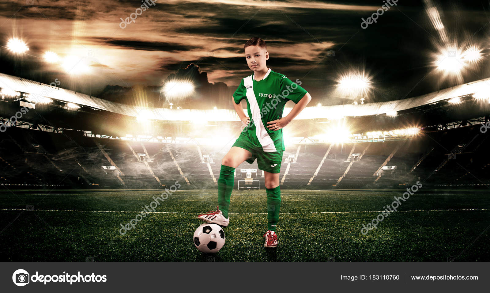 Ni o jugador de f tbol. Ni o adelante en ropa deportiva de