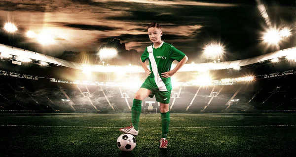 Miúdo - jogador de futebol. Rapaz para a frente no sportswear futebol no estádio com bola. Conceito de desporto . — Fotografia de Stock