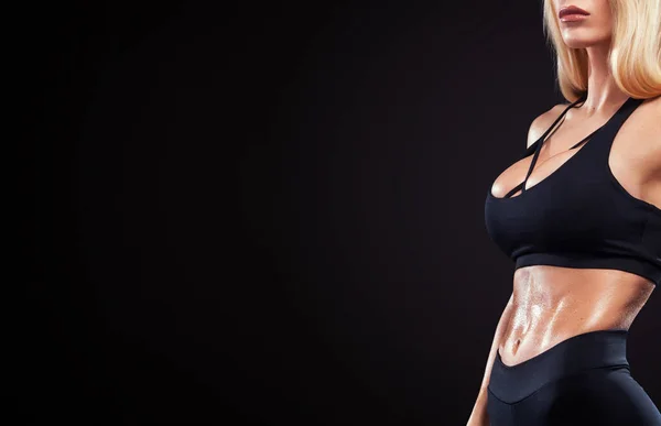 Sporty bella donna che fa palestra di fitness esercizio su sfondo nero per rimanere in forma . — Foto Stock