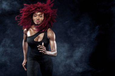 Spor, fitness ve spor motivasyon kavramı kopya alanı ile gündoğumu giyiyor çalışan bir güçlü atletik, kadın sprinter,.