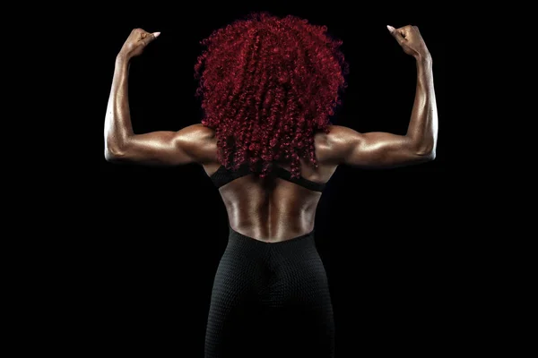 Sportif beau modèle afro-américain, femme en tenue de sport fait de l'exercice de fitness à fond noir pour rester en forme — Photo
