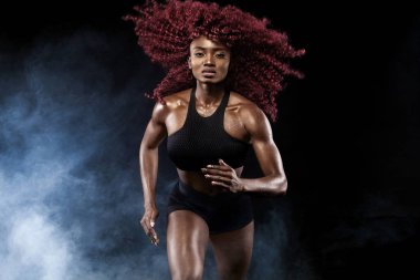 Spor, fitness ve spor motivasyon kavramı kopya alanı ile gündoğumu giyiyor çalışan bir güçlü atletik, kadın sprinter,.