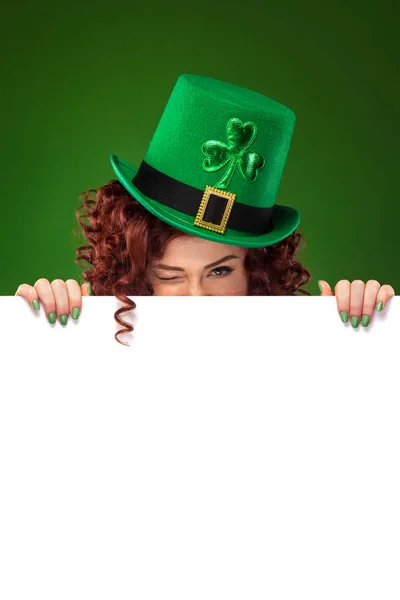 St Patricks Day. Young sexy Octoberfest waitress, wearing a traditional Bavarian dress, serving big beer mugs on green background with banner for copy space — Stock Photo, Image