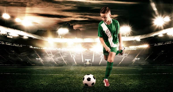 子供 - サッカー選手。ボールとスタジアムにサッカー スポーツ ウエアで進む少年。スポーツ コンセプト. — ストック写真