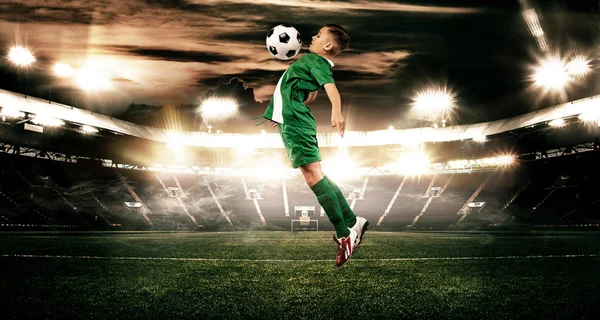 Niño - jugador de fútbol. Niño adelante en ropa deportiva de fútbol en el estadio con pelota. Concepto deportivo . —  Fotos de Stock