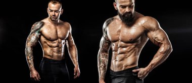 Dövme ile kot giyiyor poz uygun yakışıklı. Siyah arka plan üzerine izole spor ve moda kavramı.