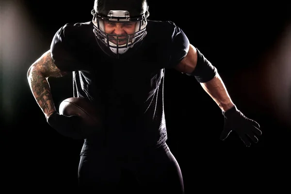 Desportista de futebol americano jogador isolado em fundo preto — Fotografia de Stock