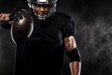 Amerikan futbolu sporcu oyuncu siyah arka plan üzerine izole