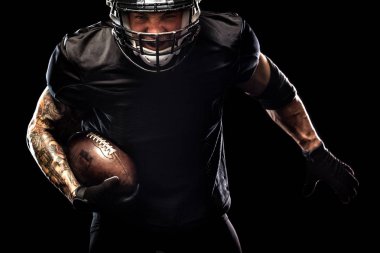 Amerikan futbolu sporcu oyuncu siyah arka plan üzerine izole