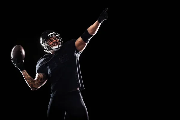 Americano giocatore sportivo di calcio isolato su sfondo nero — Foto Stock