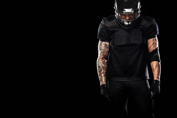 Американський футбол player спортсмен ізольовані на чорному фоні — стокове фото