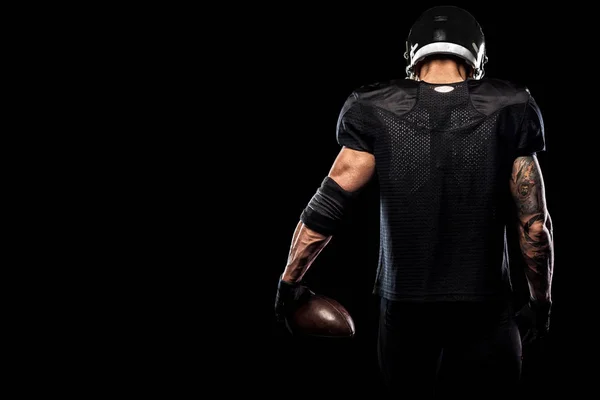 Amerikan futbolu sporcu oyuncu siyah arka plan üzerine izole — Stok fotoğraf