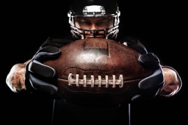 Amerikan futbolu sporcu oyuncu siyah arka plan üzerine izole
