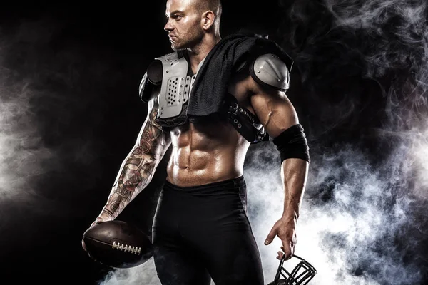 Amerikan futbolu sporcu oyuncu siyah arka plan üzerine izole