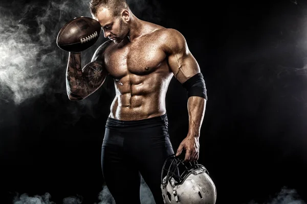 Американський футбол player спортсмен ізольовані на чорному фоні — стокове фото