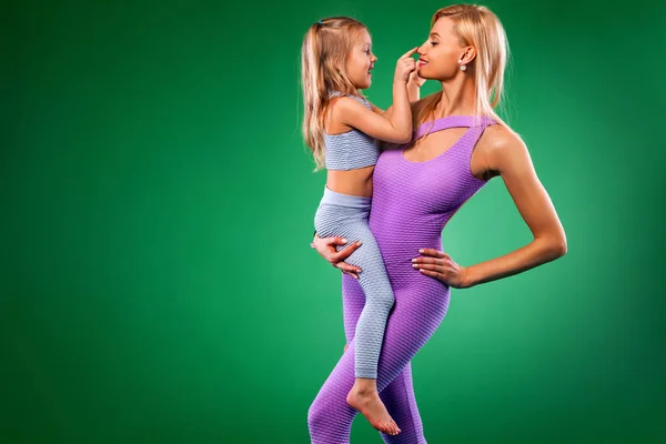 Концепция Дня матери. Хатха йога фитнес. Молодая мать и дочь занимаются вместе в помещении. Семейный взгляд . — стоковое фото