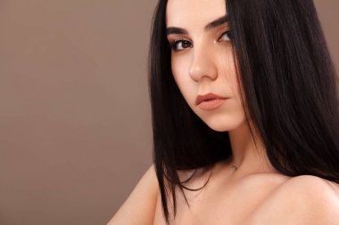 Güzel bir kadın portre portre. Genç Yetişkin kız güzel yüzün. Moda model stüdyoda poz. Kozmetik ve spa konsept.