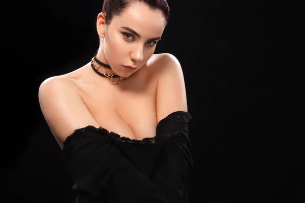 Porträt der schönen sexy brünetten Mädchen, auf schwarzem Hintergrund. hübsches Mädchen Modell. eine brünette Frau in einem schwarzen Kleid. — Stockfoto