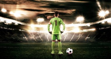 Çocuk - futbol oyuncusu. Çocuk ileri futbol spor stadyum top ile. Spor kavramı.
