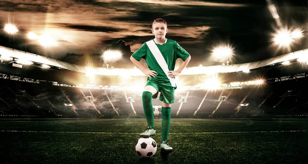 Niño - jugador de fútbol. Niño adelante en ropa deportiva de fútbol en el estadio con pelota. Concepto deportivo . —  Fotos de Stock