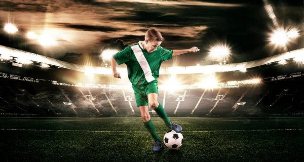 Niño - jugador de fútbol. Niño adelante en ropa deportiva de fútbol en el estadio con pelota. Concepto deportivo . —  Fotos de Stock
