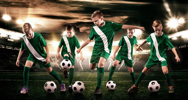 Kinder - Fußballmeister. Jungen in Fußballsportbekleidung im Stadion mit Ball. Sportkonzept mit Fußballmannschaft. — Stockfoto