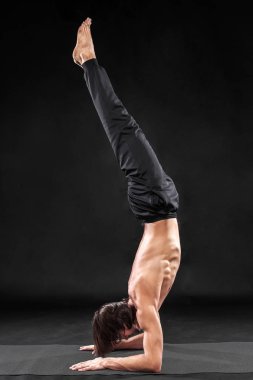 Acroyoga. Genç adam Acro yoga mat uygulamak.