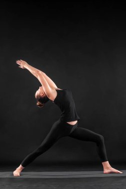 Acroyoga. Genç kadın Acro yoga mat Studio uygulamak. Hatha yoga.