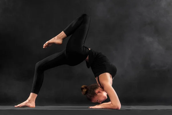 Acroyoga입니다. 젊은 여자는 acro 요가 스튜디오에 매트에 연습. Hatha 요가. — 스톡 사진