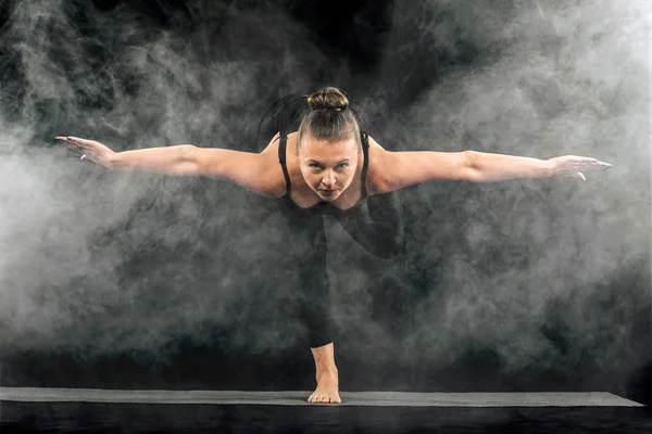 Acroyoga. Νεαρή γυναίκα εξάσκηση acro yoga σε χαλί στο studio. Χάθα γιόγκα. — Φωτογραφία Αρχείου