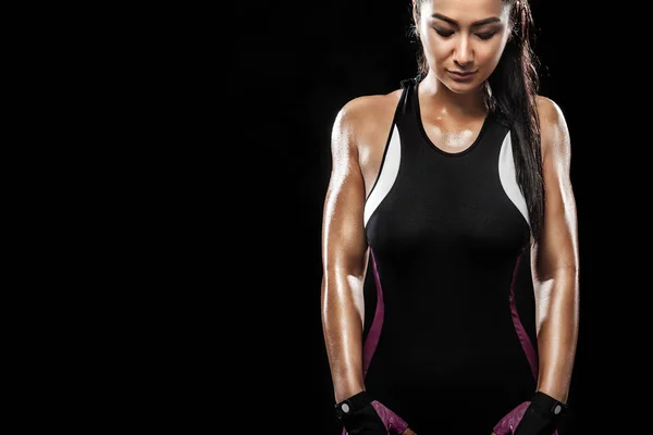 Una forte atletica, donna su sfondo nero che indossa in abbigliamento sportivo, fitness e motivazione sportiva . — Foto Stock