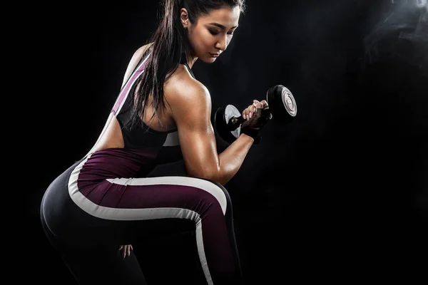 Sportos gyönyörű nő súlyzókkal teszi fitness gyakorló fekete háttér maradni fitt — Stock Fotó