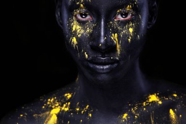 Sanat moda makyaj ile neşeli genç Afrikalı kadın. Bir kadın siyah makyaj ile şaşırtıcı ve sarı boya sızıntı