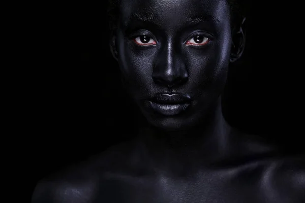 Glada unga afrikanska kvinna med konst mode makeup. En fantastisk kvinna med svart bodyart — Stockfoto