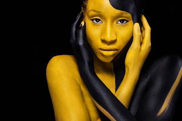 Glada unga afrikanska kvinna med konst mode makeup. En fantastisk kvinna med svarta och gula makeup — Stockfoto