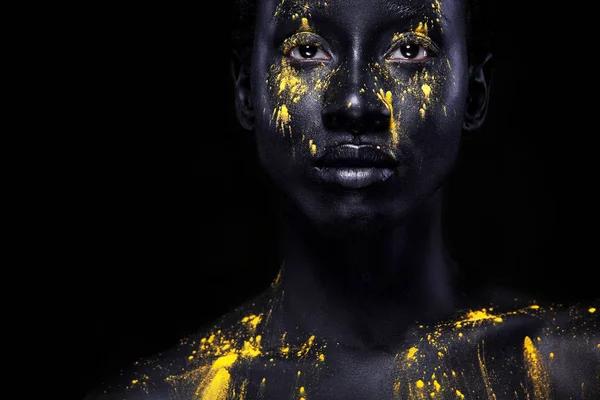 Maquillaje de moda artística. Una mujer increíble con maquillaje negro y goteras de pintura dorada —  Fotos de Stock