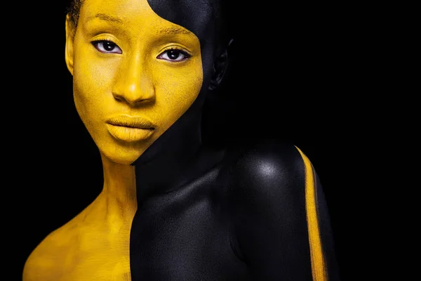 Zwarte en gele make-up. Vrolijke jonge Afrikaanse vrouw met kunst mode make-up. — Stockfoto