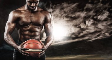 Afro-Amerikan sporcu, basketbolcu topuyla portresi. Genç adam topu tutan spor uygun.
