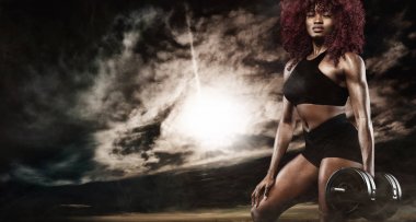 Dumbbells ile sportif güzel kadın, fit kalmak için egzersiz fitness yapar