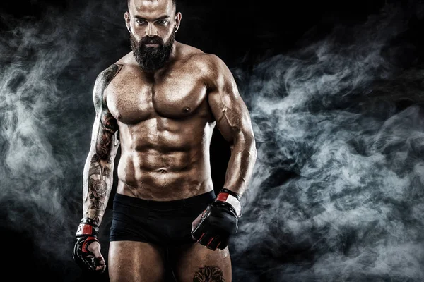 Esportista boxeador lutando em fundo preto com fumaça. Espaço Copiar. Conceito de desporto de boxe . — Fotografia de Stock