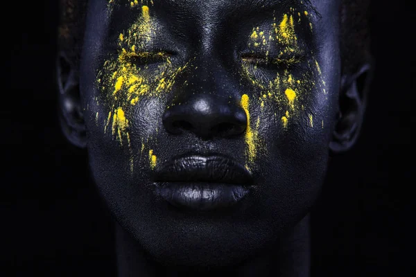 Jovem mulher africana alegre com maquiagem art fashion. Uma mulher incrível com maquiagem preta e tinta amarela vazando — Fotografia de Stock
