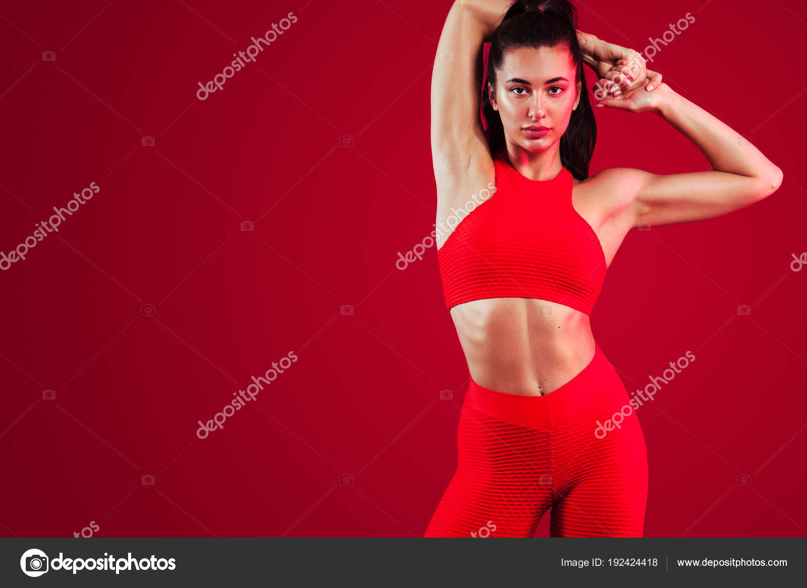Une Danseuse Femme Athlétique Forte Posant Sur Fond Rouge