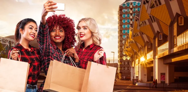 ショッピングの 3 つの幸せな女性。アフロ アメリカン、アジア、コーカサス地方のレース。黒金曜日休日。シーズン販売の広告のためのコンセプト. — ストック写真