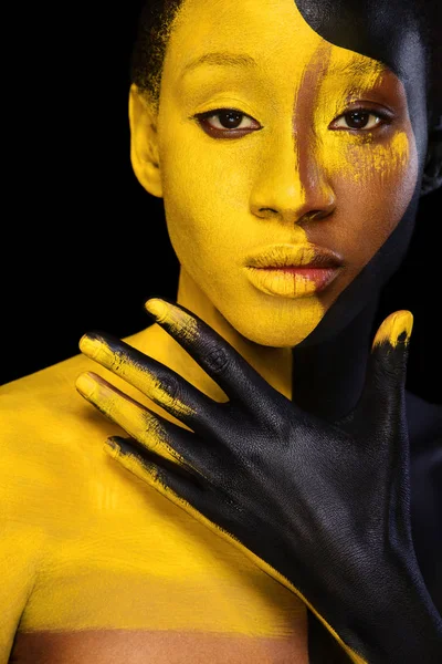 Vidám fiatal afrikai nő, art divat smink. Egy csodálatos nő, fekete és sárga festék smink — Stock Fotó