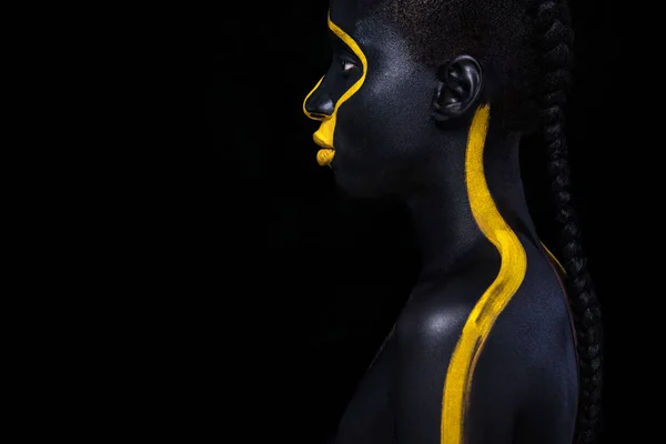 Jovem mulher africana alegre com maquiagem art fashion. Uma mulher incrível com maquiagem de tinta preta e amarela — Fotografia de Stock