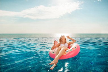 Yaz tatili. Bikini Spa yüzme havuzunda şişme çörek şişme kadın.