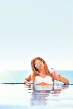 Yaz tatili. Bikini Spa yüzme havuzunda şişme çörek şişme kadın.