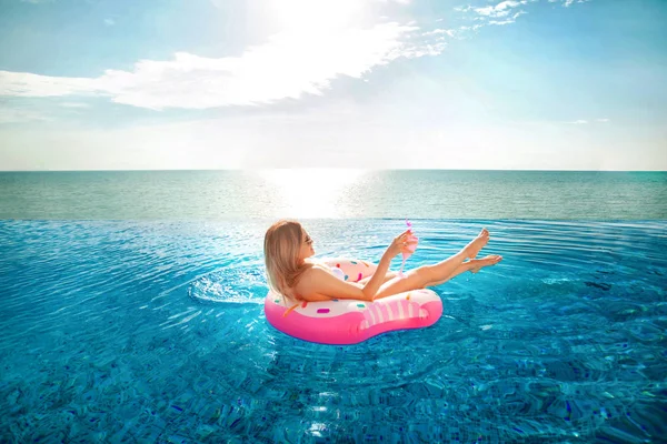 Vacaciones de verano. Mujer en bikini en el colchón inflable de la dona en la piscina SPA . — Foto de Stock